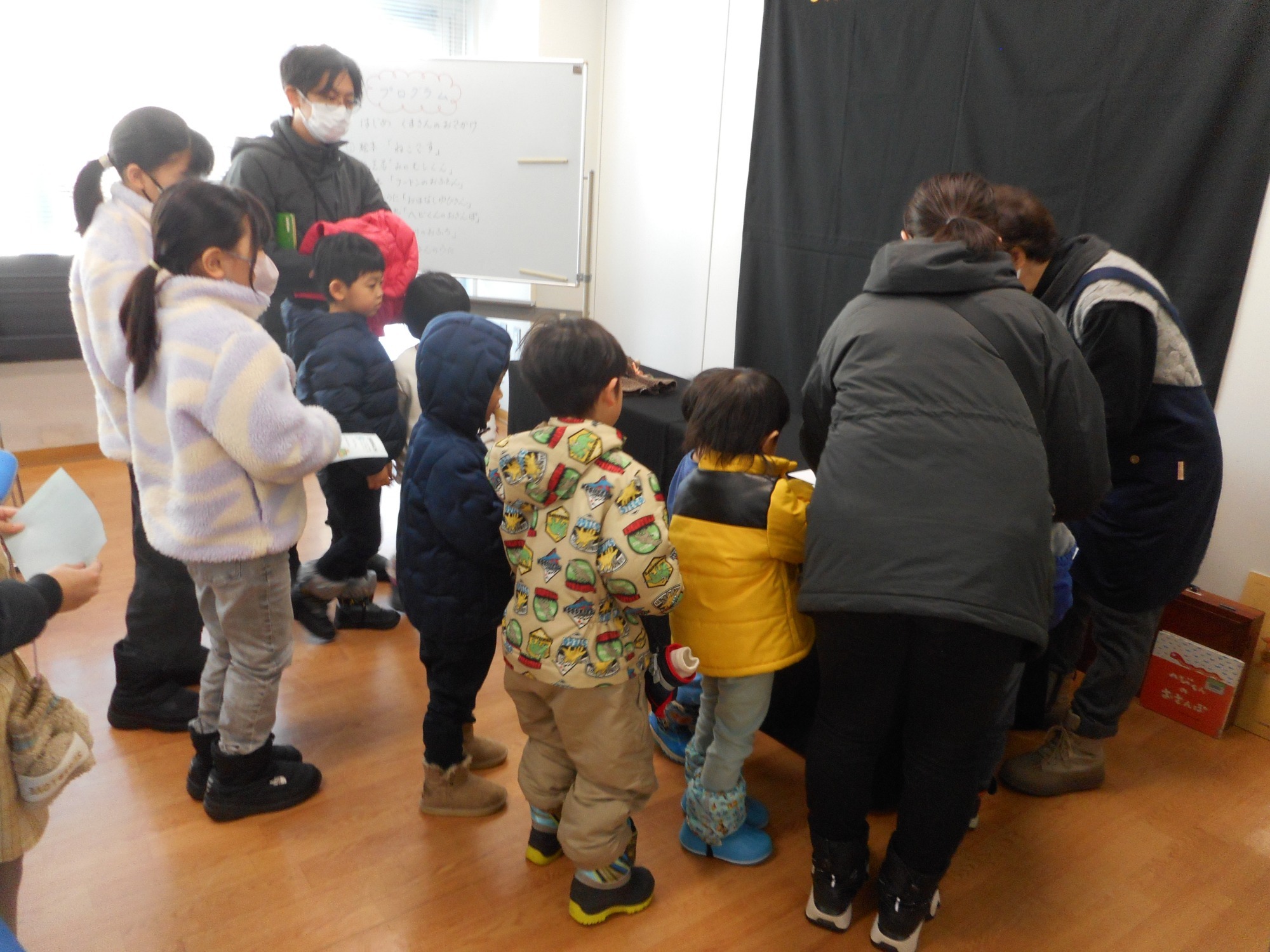 おはなし会シール貼りの様子