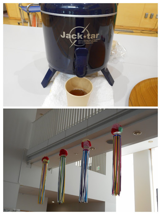 用意した麦茶とアトリウムの吹き流し