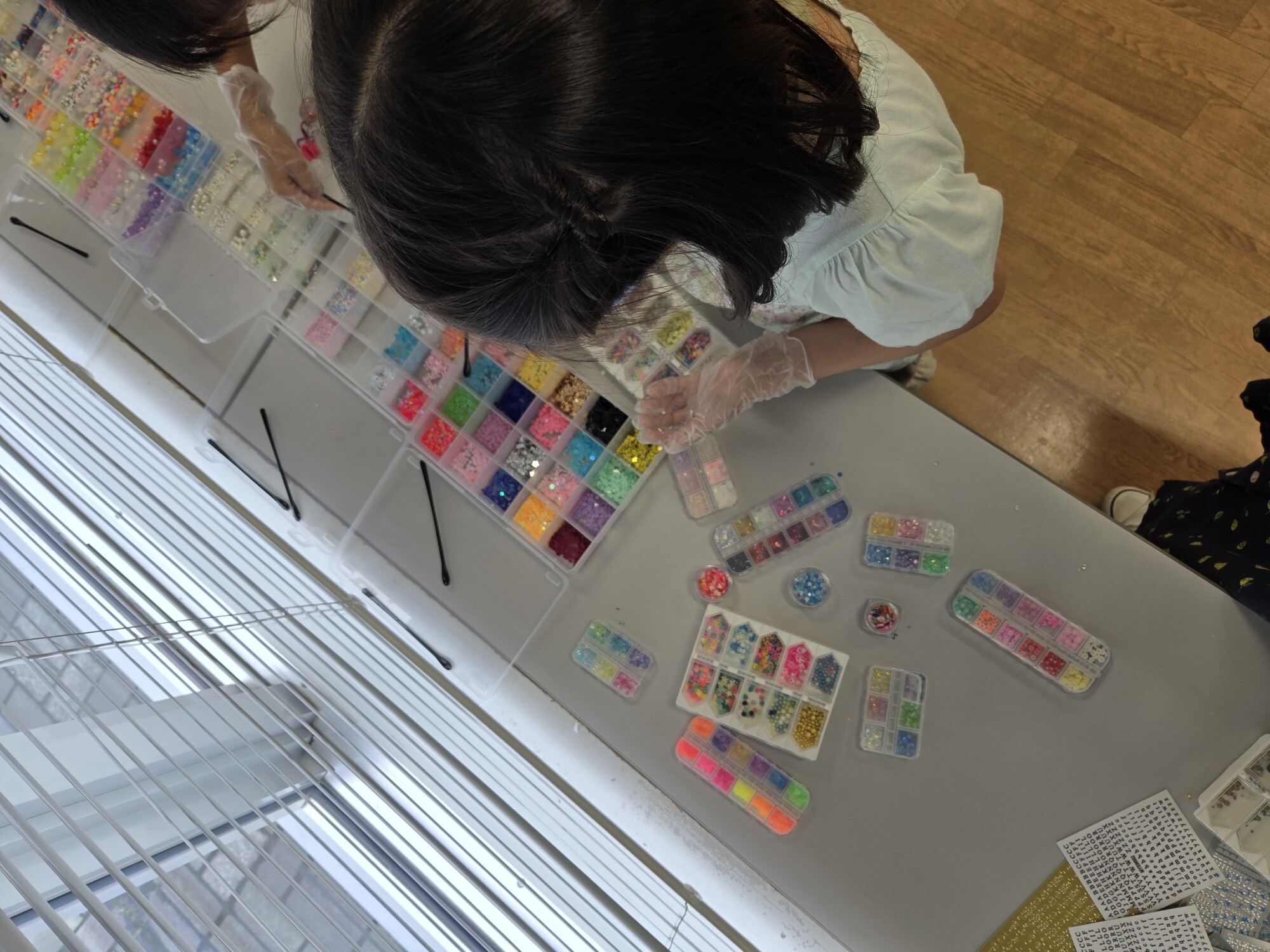 レジンの材料を選んでいる様子
