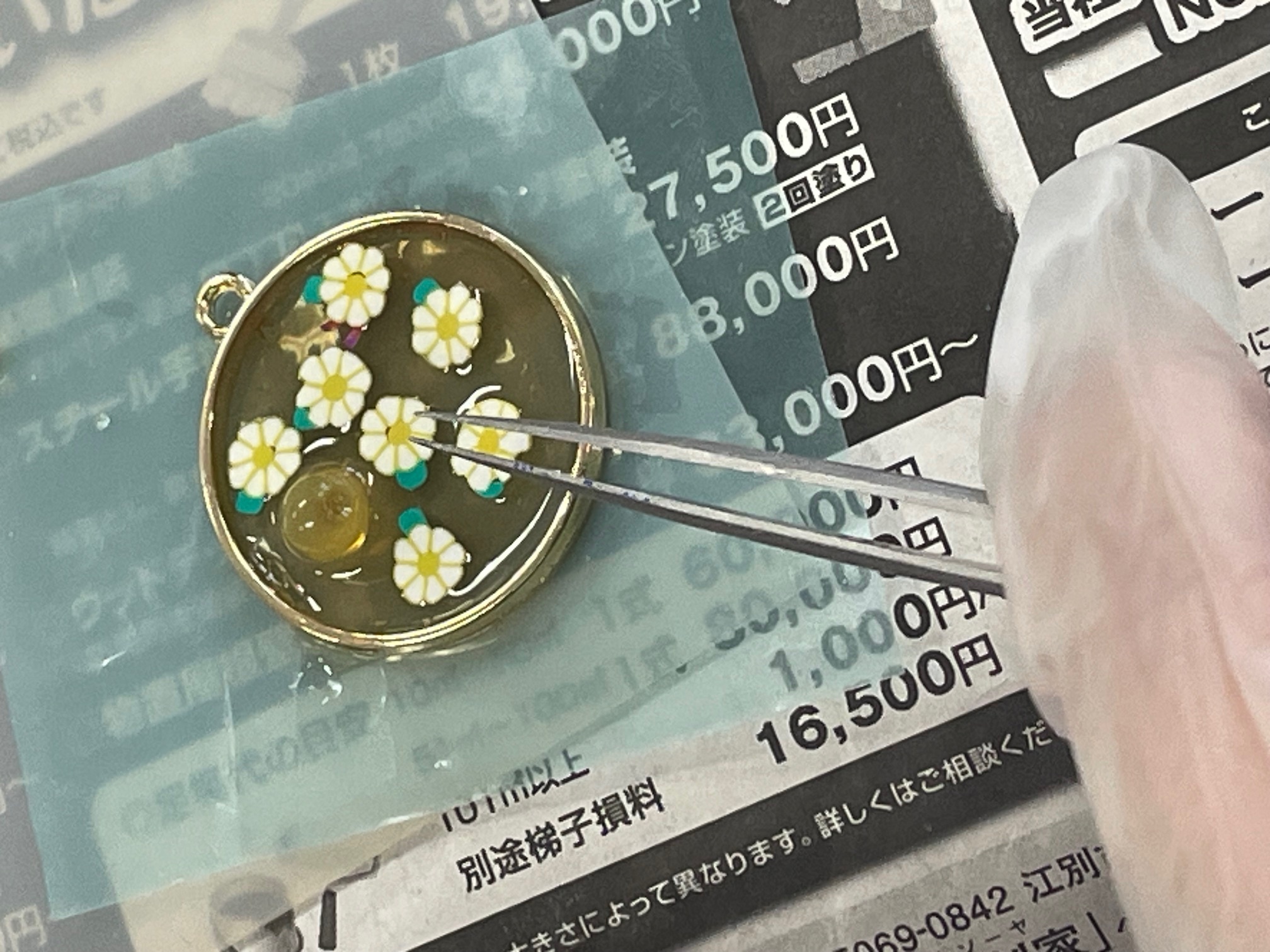 レジンのパーツを入れている様子