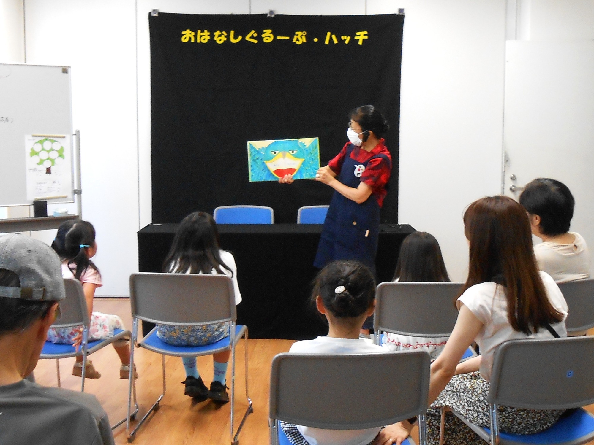 パンフレットを手に説明するスタッフ