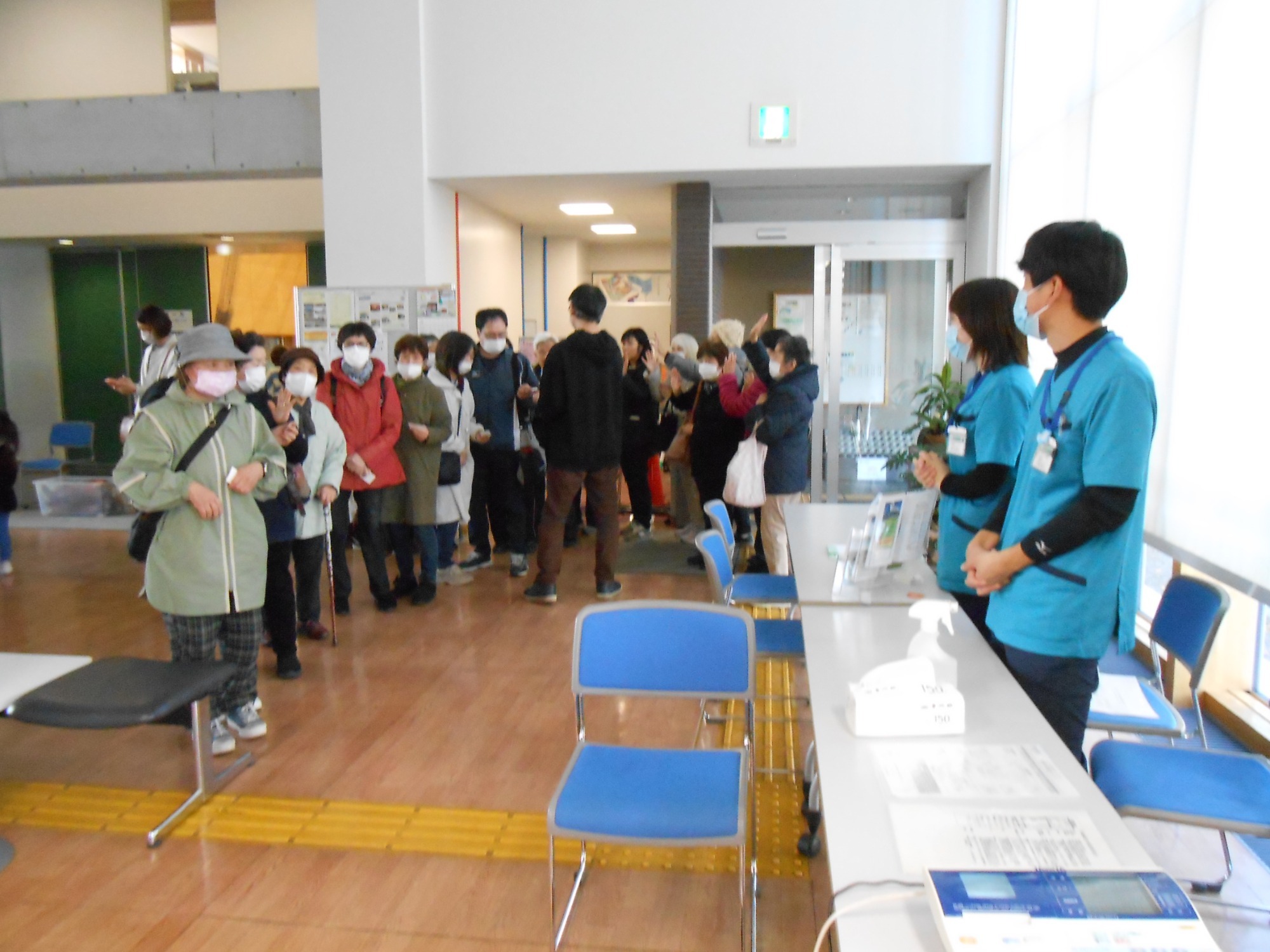 健康フェスタに並ぶ人々