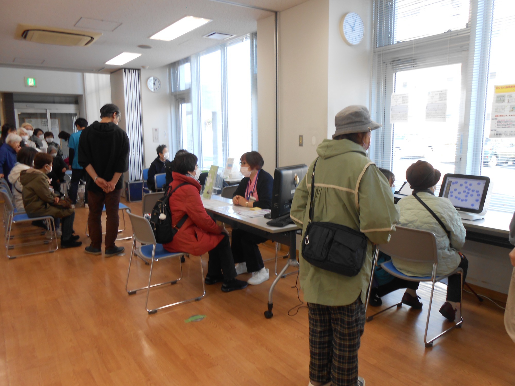 健康チェックの順番待ちの人