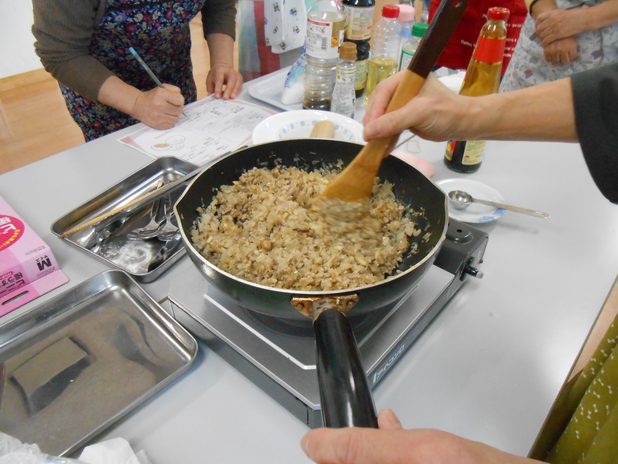 具材を炒めている