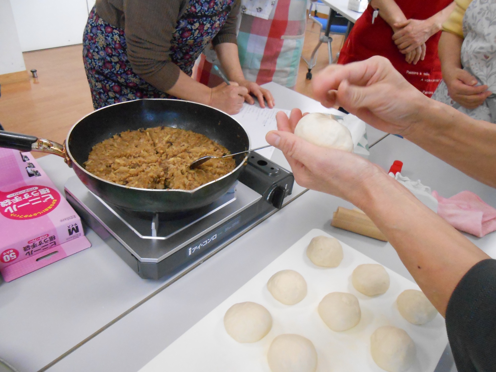 生地に具を詰めているところ