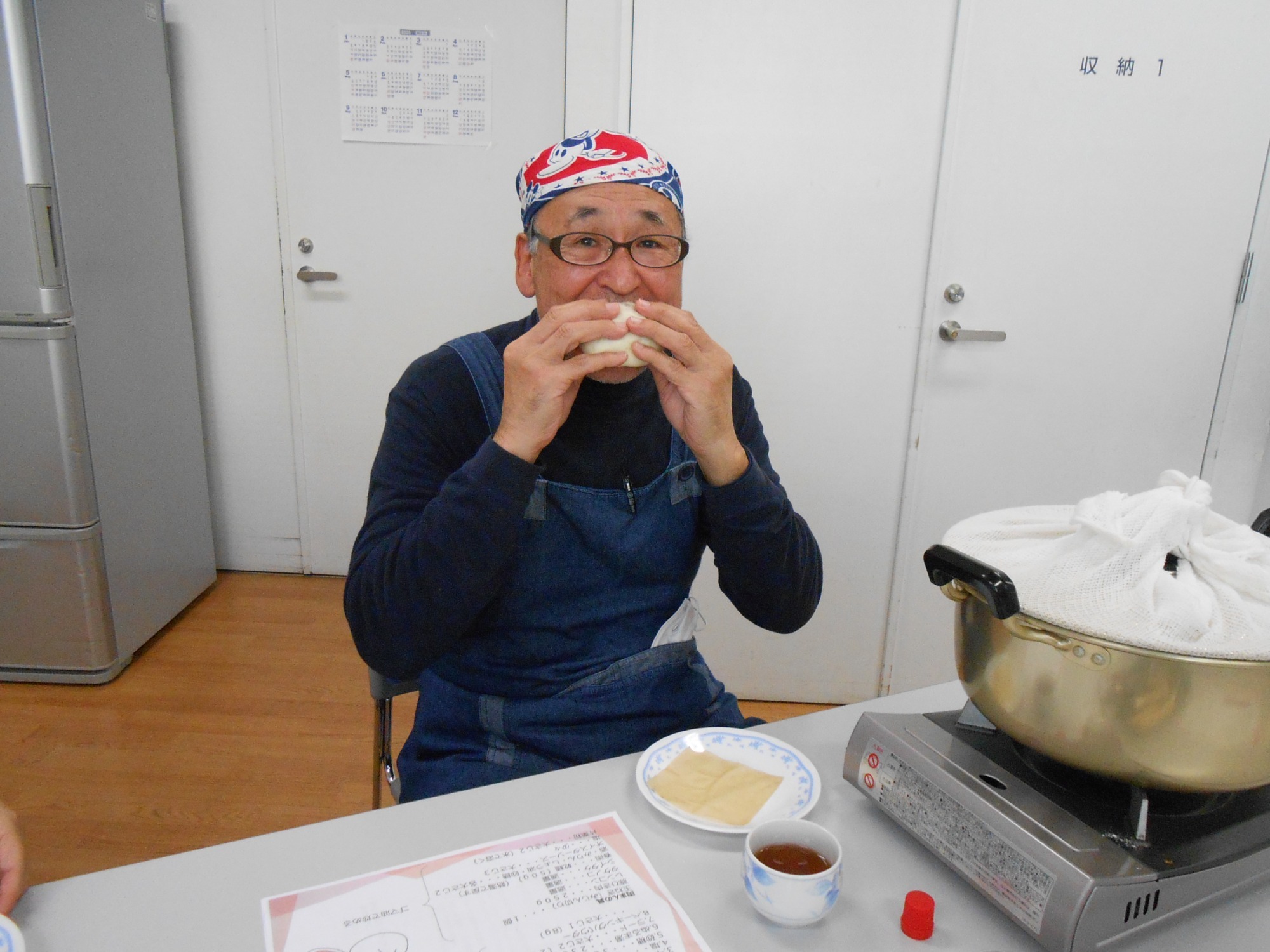 肉まんを食べるところ