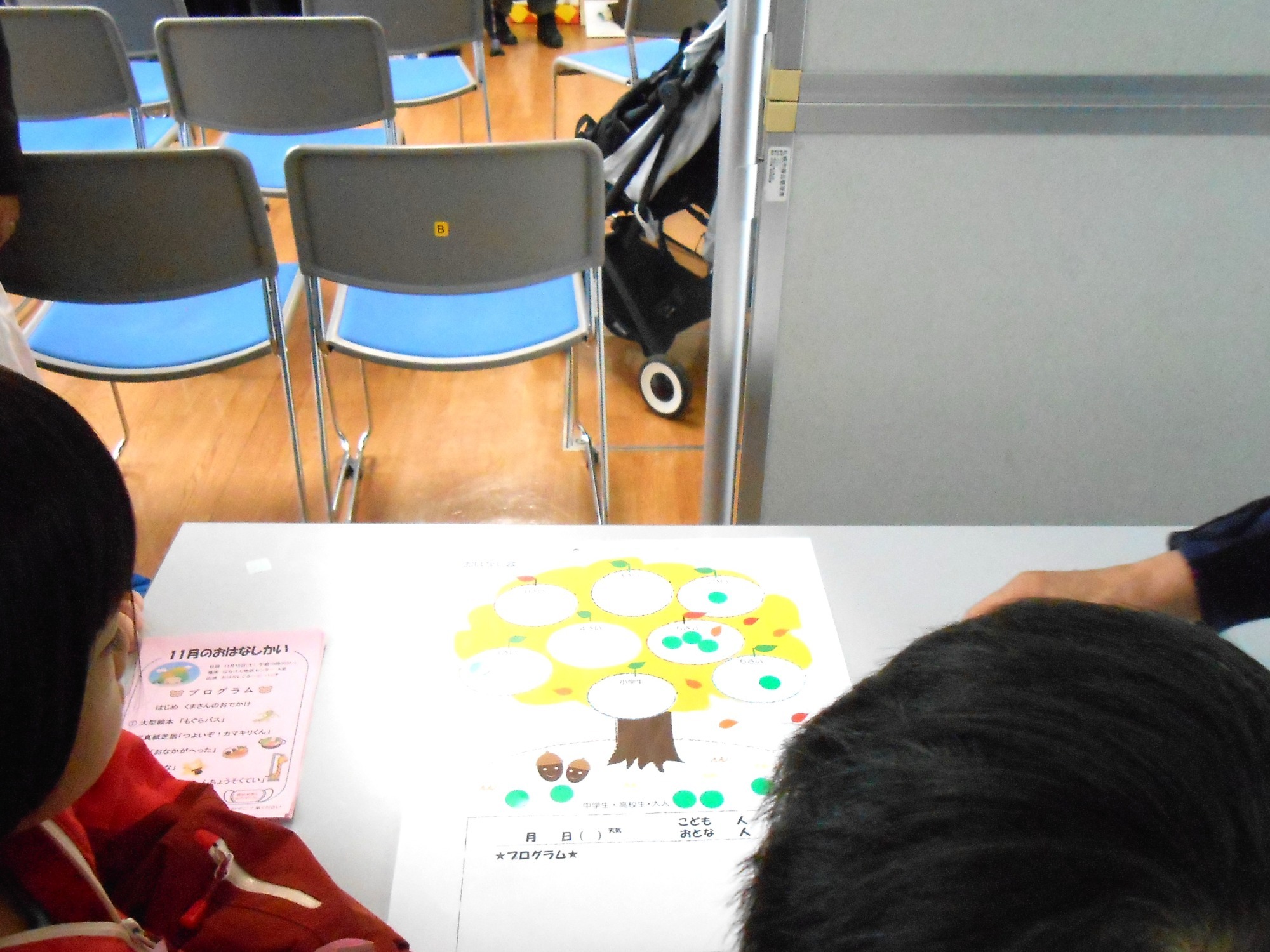 おはなし会のシール貼り