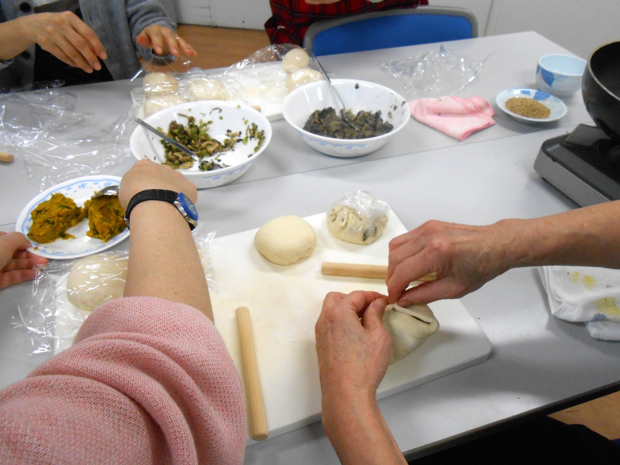 生地に具を詰める