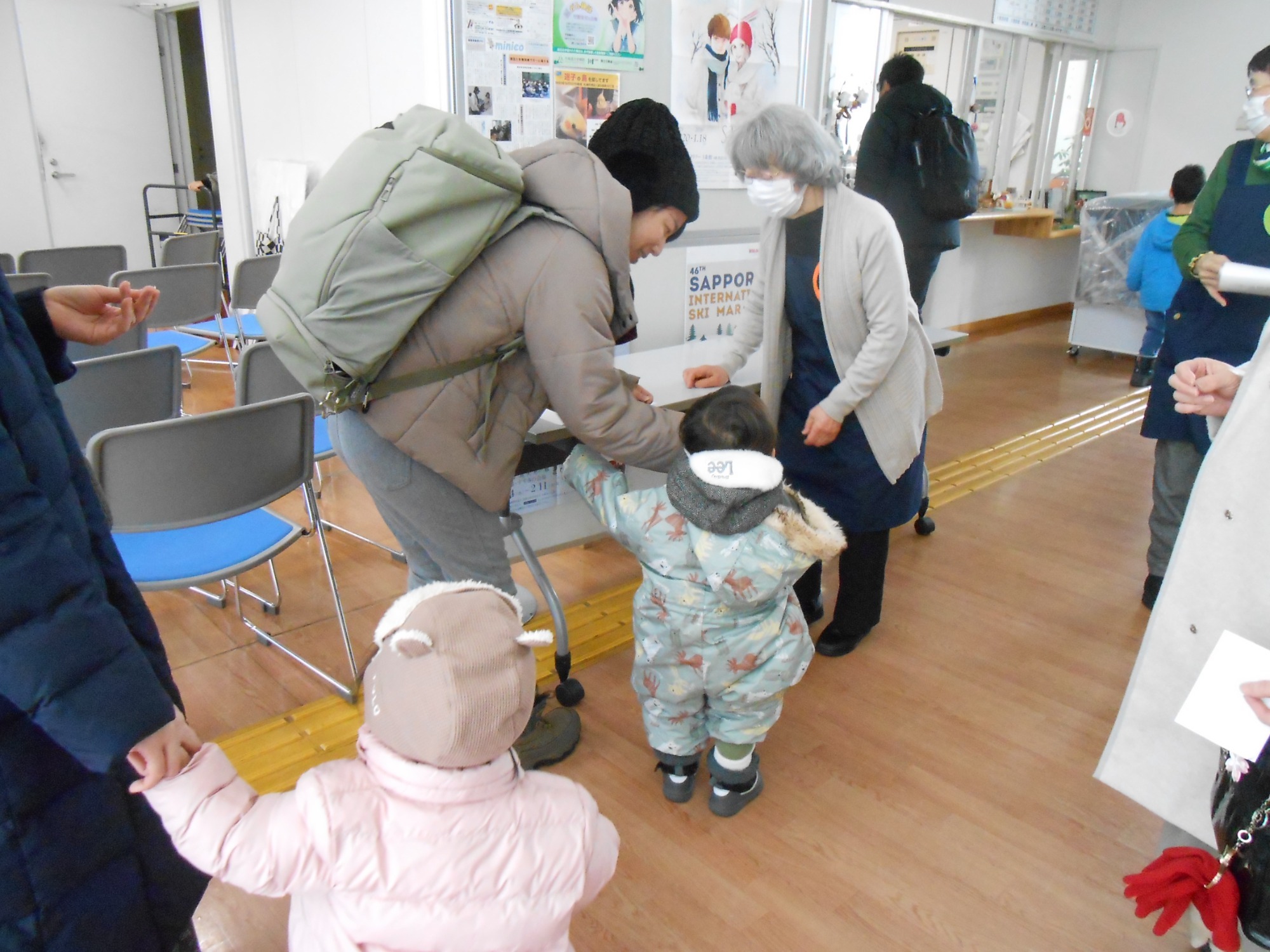 おはなし会シール貼りの様子