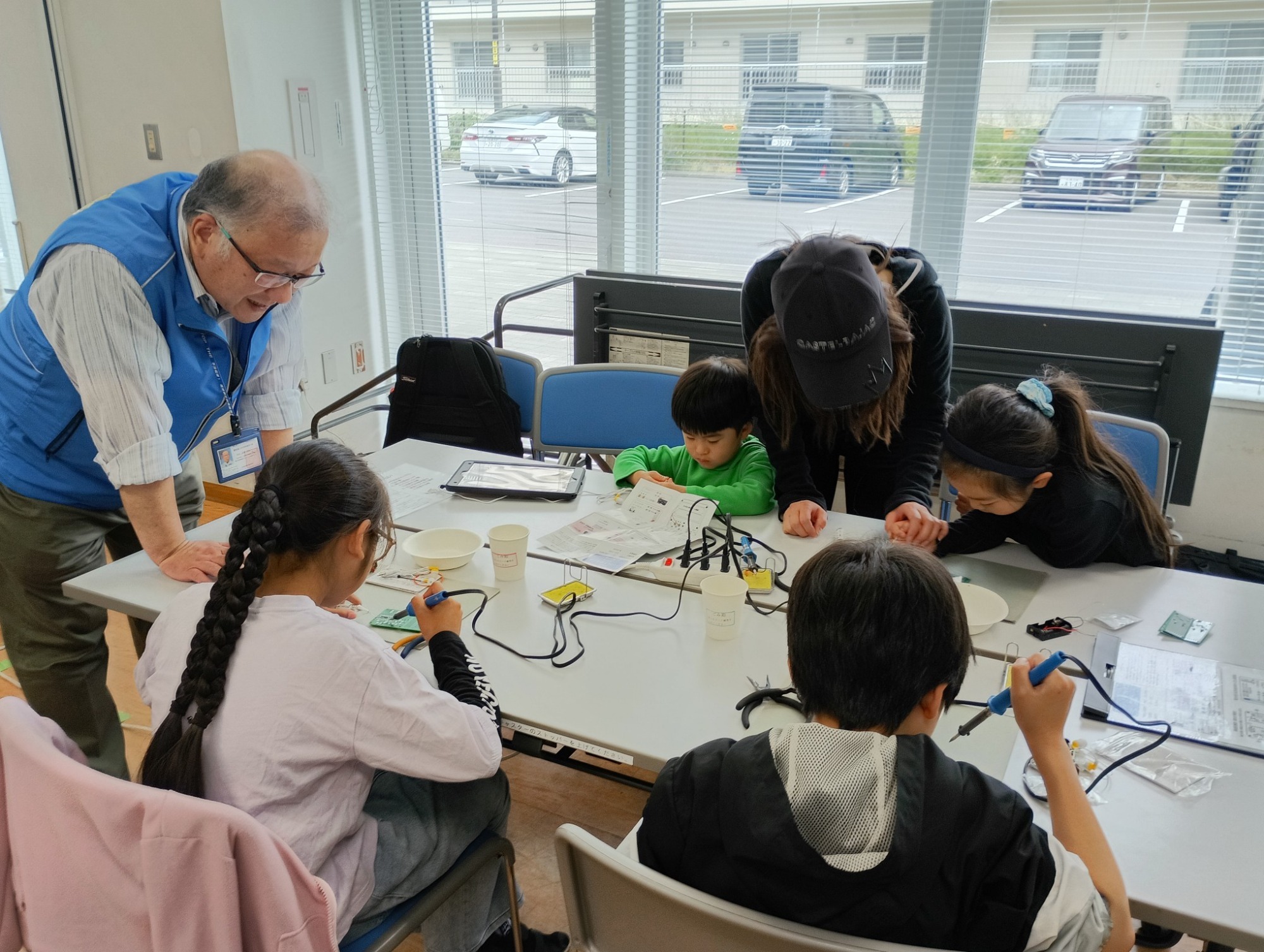 ラジオを作っている様子写真