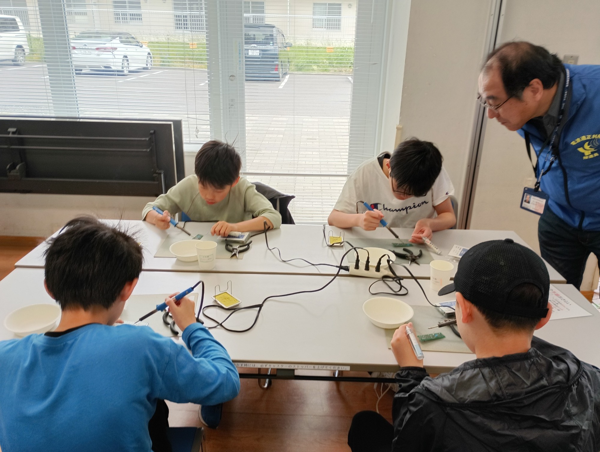 ラジオを作っている様子写真